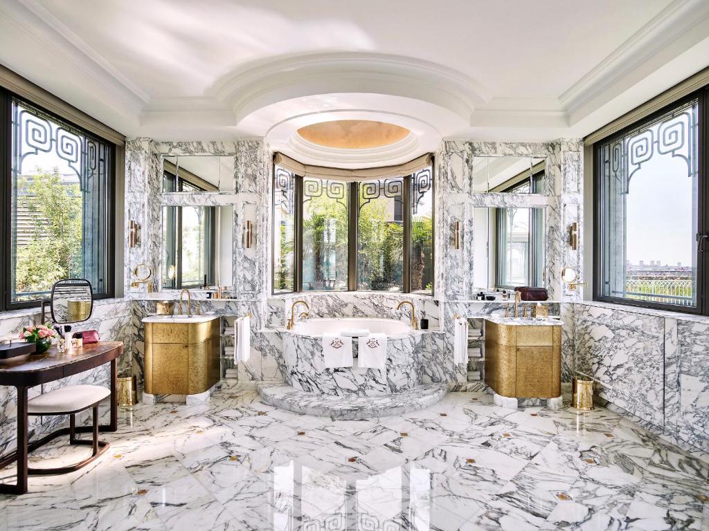 Salle de bain chambre Palace Le Meurice