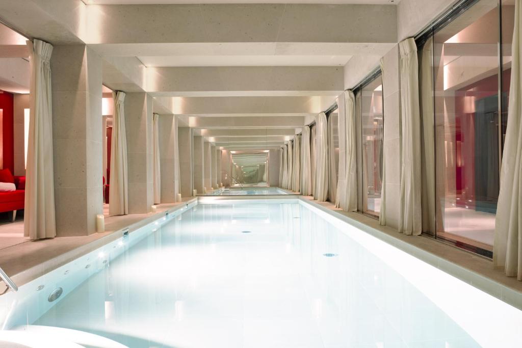 piscine intérieure La Réserve Paris Hotel & Spa
